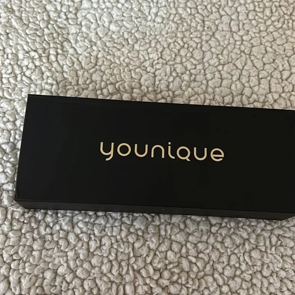 Younique Facial Beauty Bar. New in box. - Picture 3 of 3